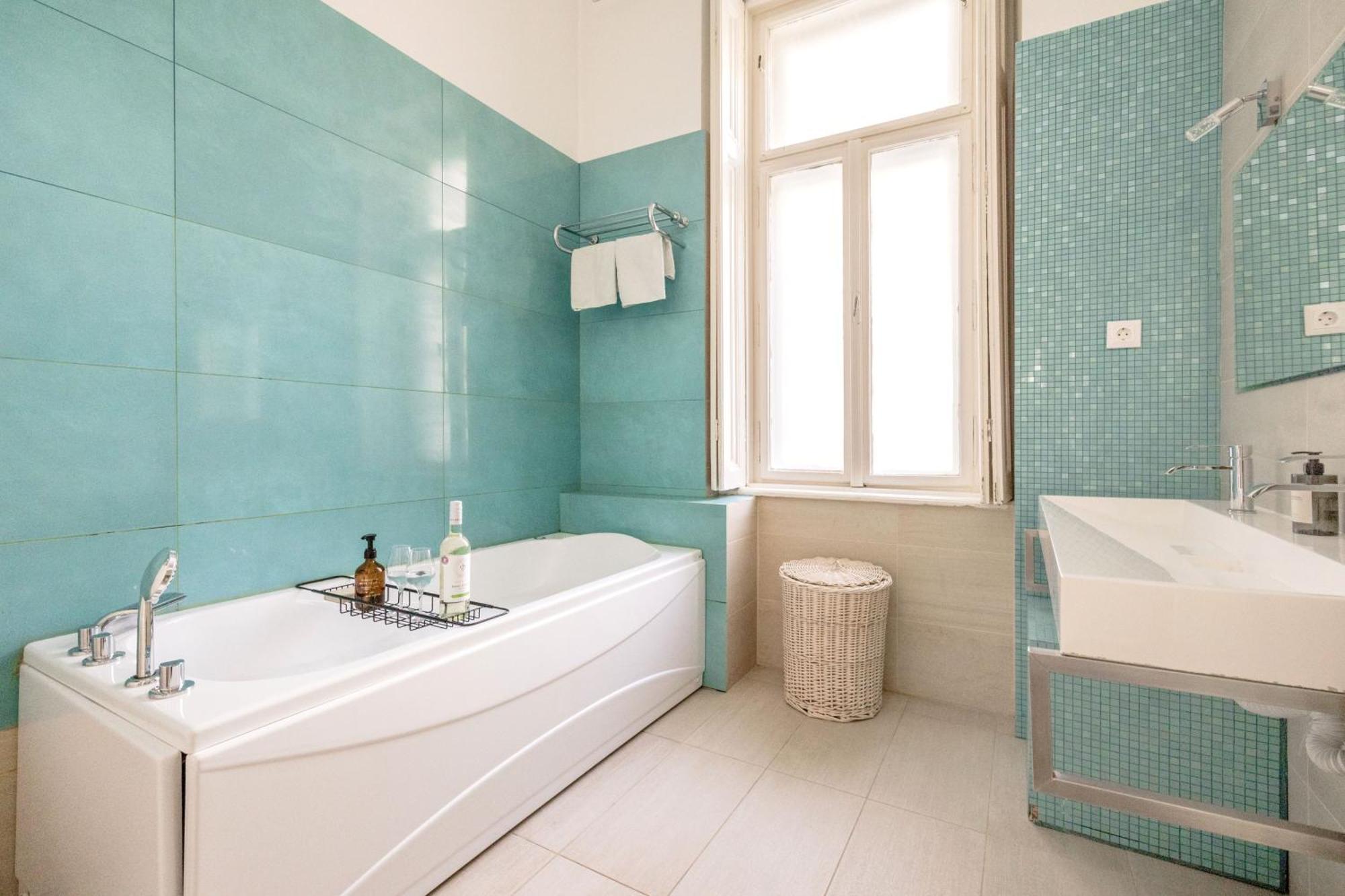 Wellness Retreat With Sauna & Jacuzzi - 1 Min To Opera Budapest Luaran gambar