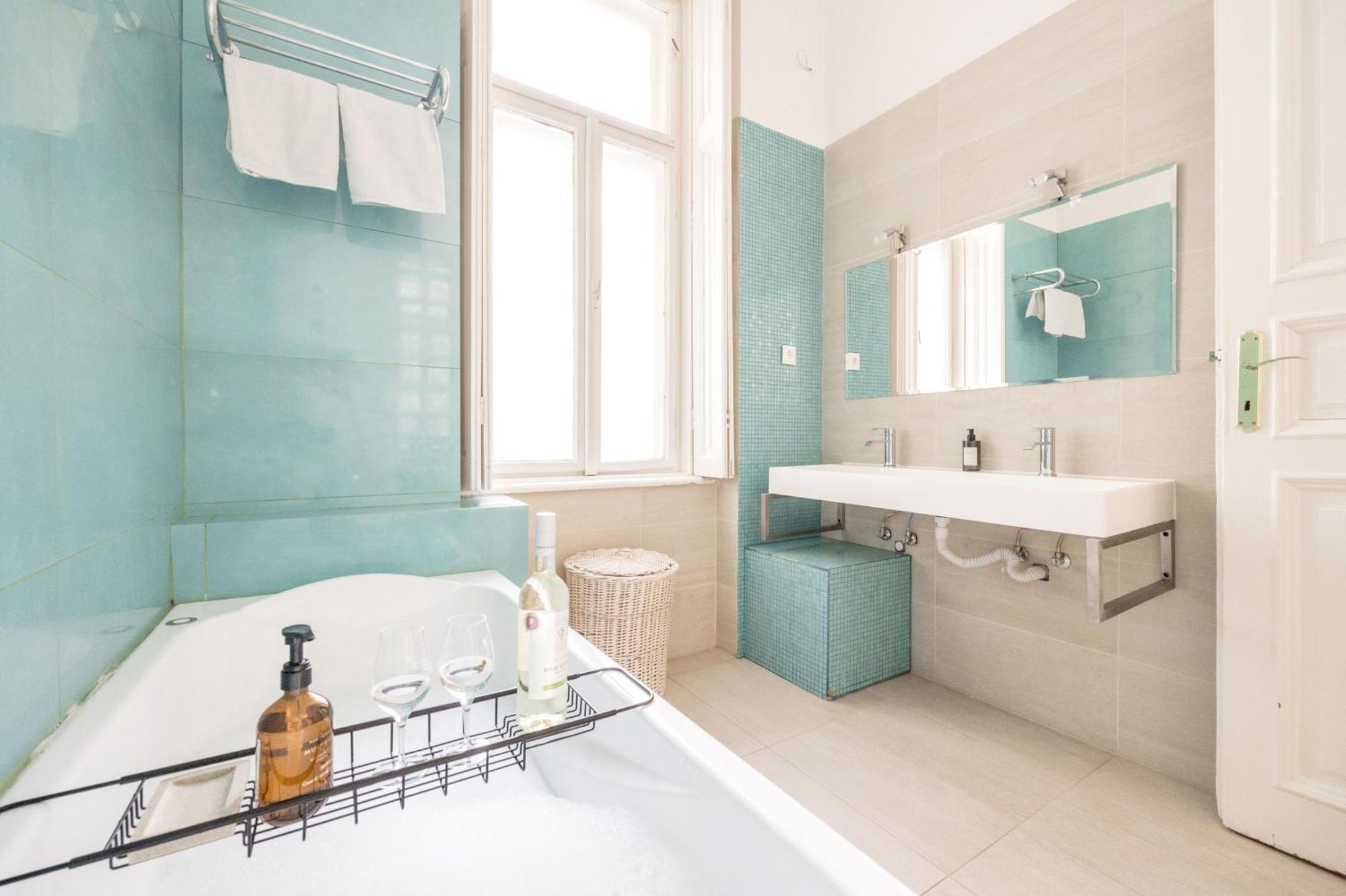 Wellness Retreat With Sauna & Jacuzzi - 1 Min To Opera Budapest Luaran gambar